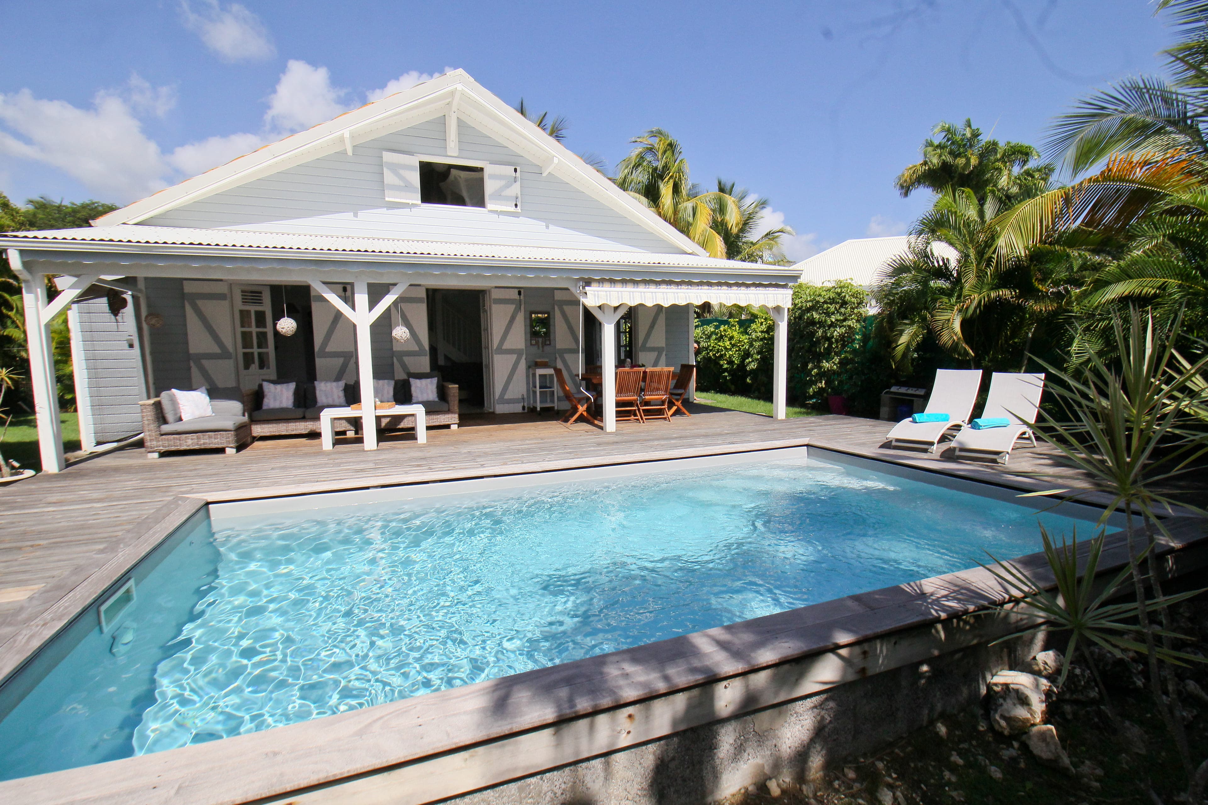 La Villa Alizé en entier : case créole à pignon blanc, terrasse couverte et piscine au sel