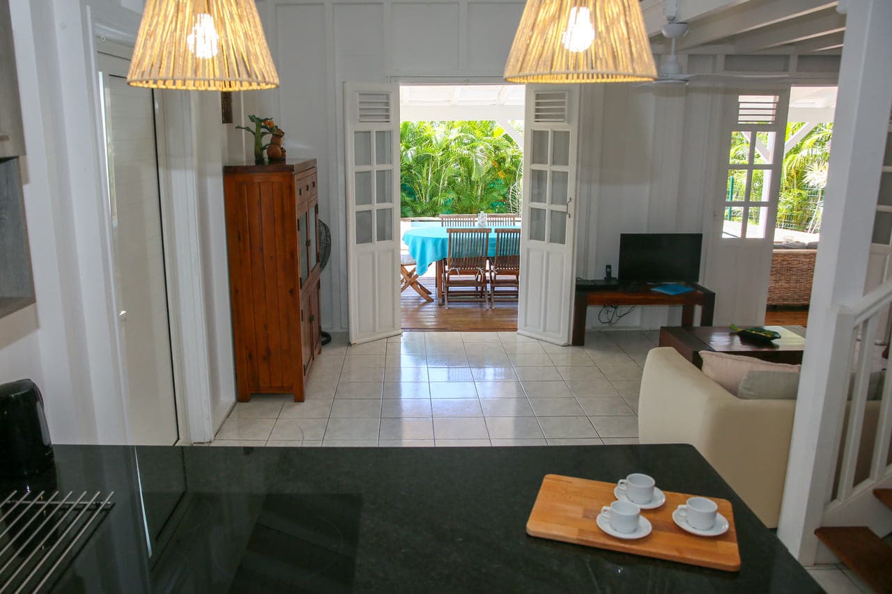 Salon de la Villa Alizé ouvert de plain-pied sur la terrasse et la piscine