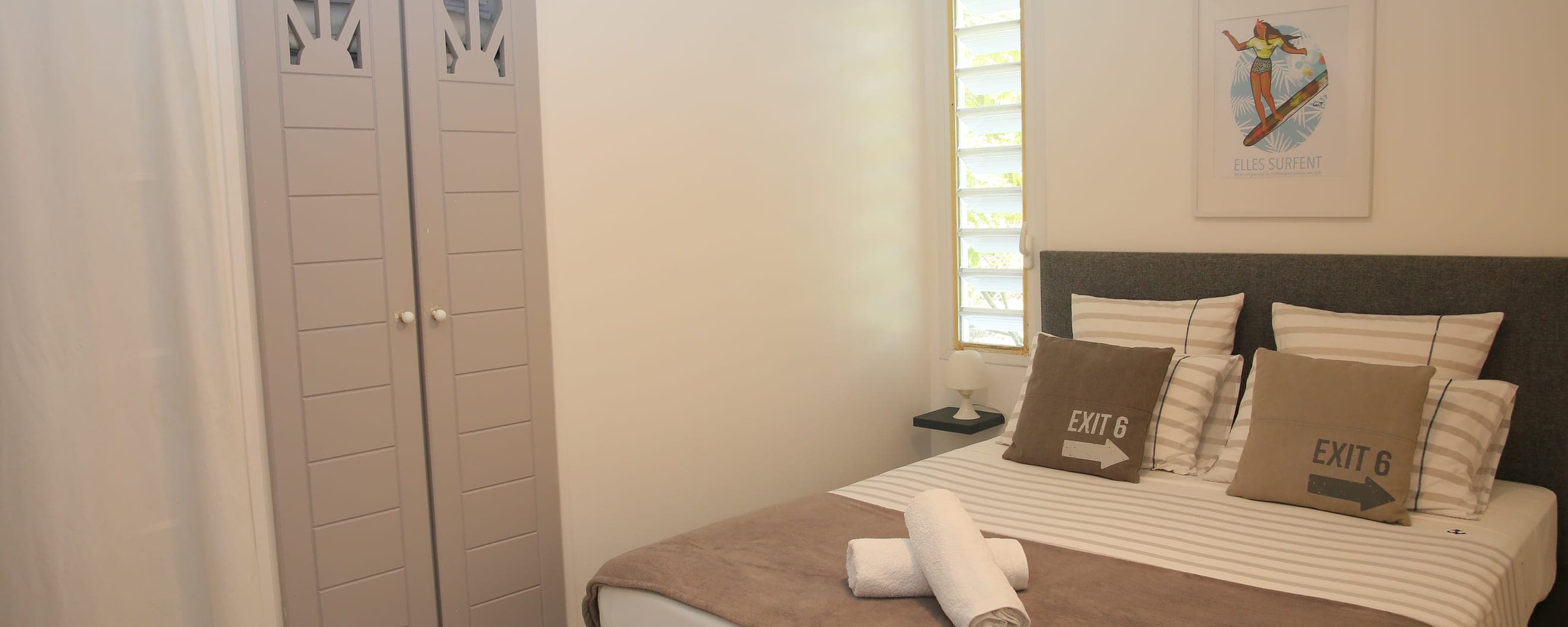 Première chambre de la Villa Bahia, son lit double et sa grande armoire