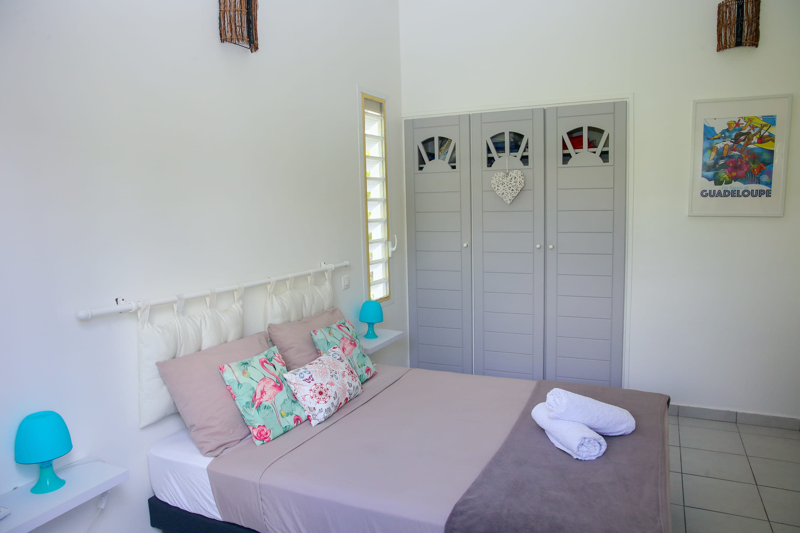 La deuxième chambre de la Villa Bahia et son armoire aux portes ajourées