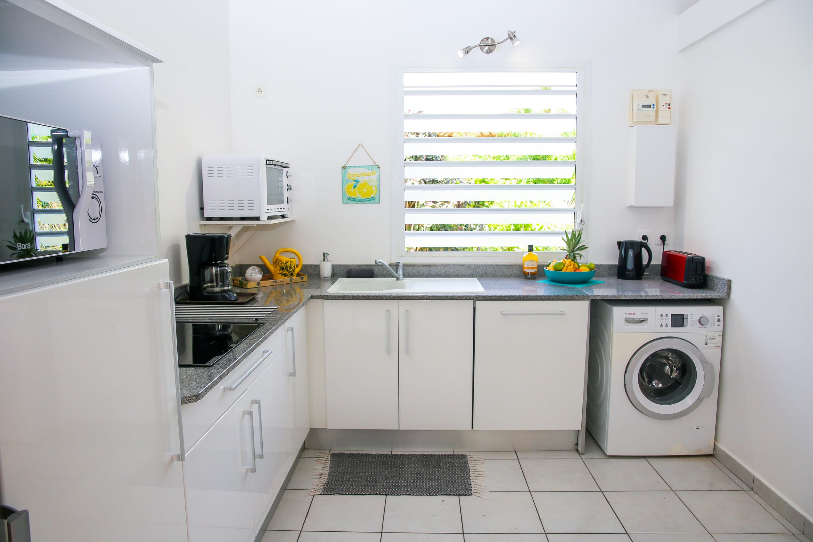 La cuisine équipée de la Villa Bahia, ses plaques, son four et son lave-linge