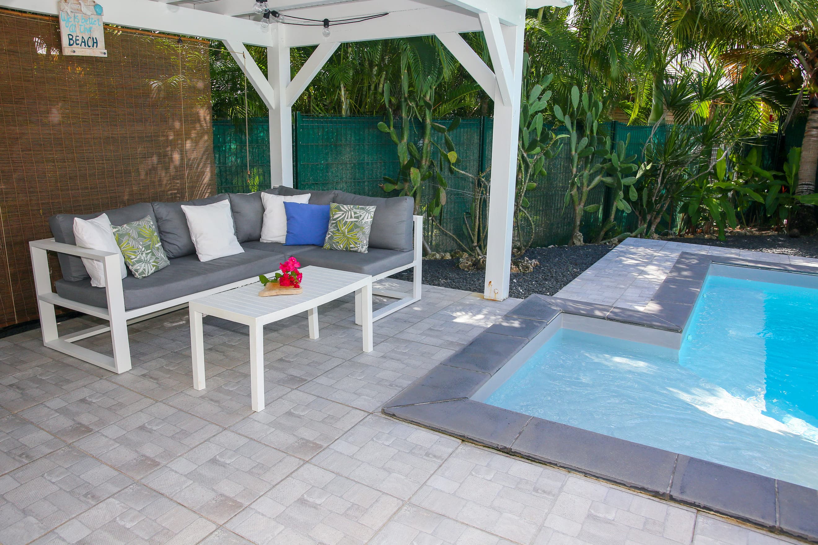 Le salon du patio de la Villa Bahia, ouvert sur la piscine