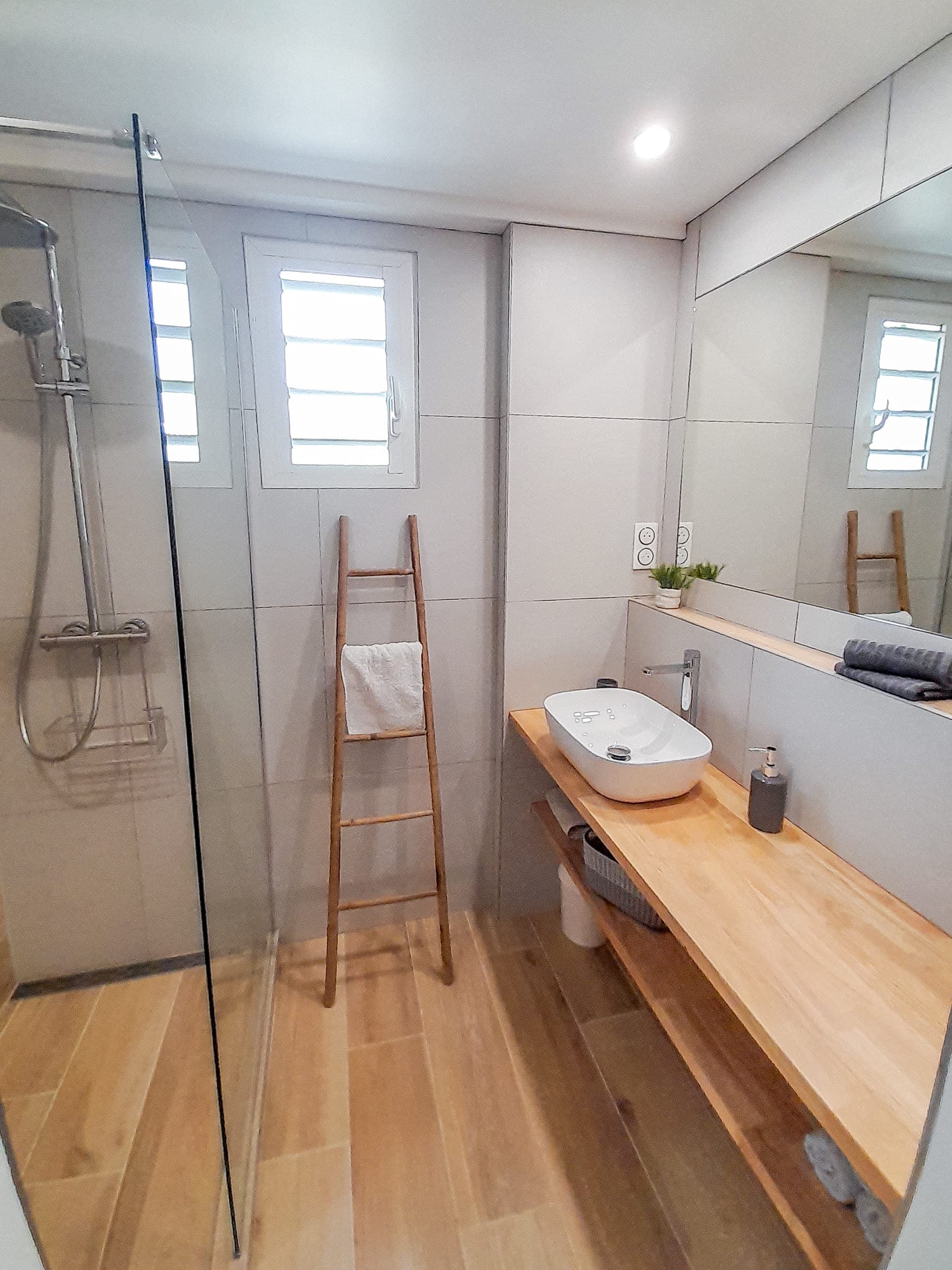 Salle de bain de la Villa Bahia, douche à l'italienne vitrée et vasque sur plan de bois