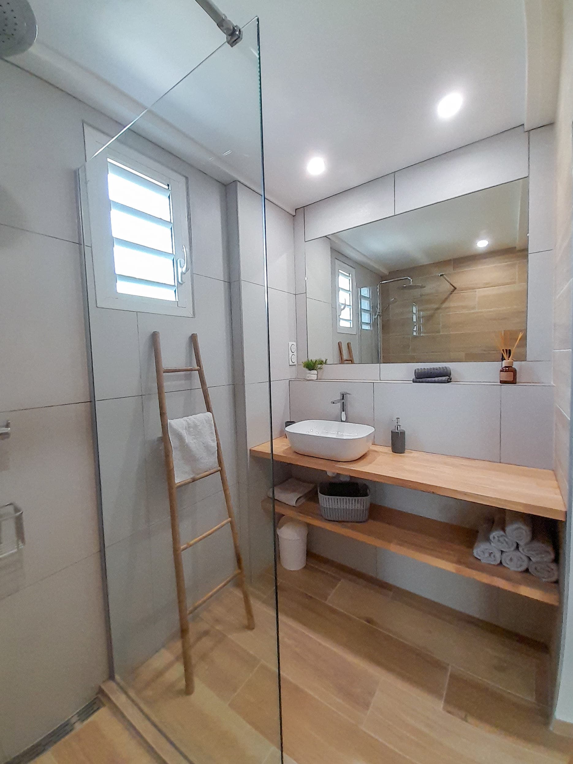 Vasque et plan de bois de la salle de bain de la Villa Bahia, échelle porte-serviettes