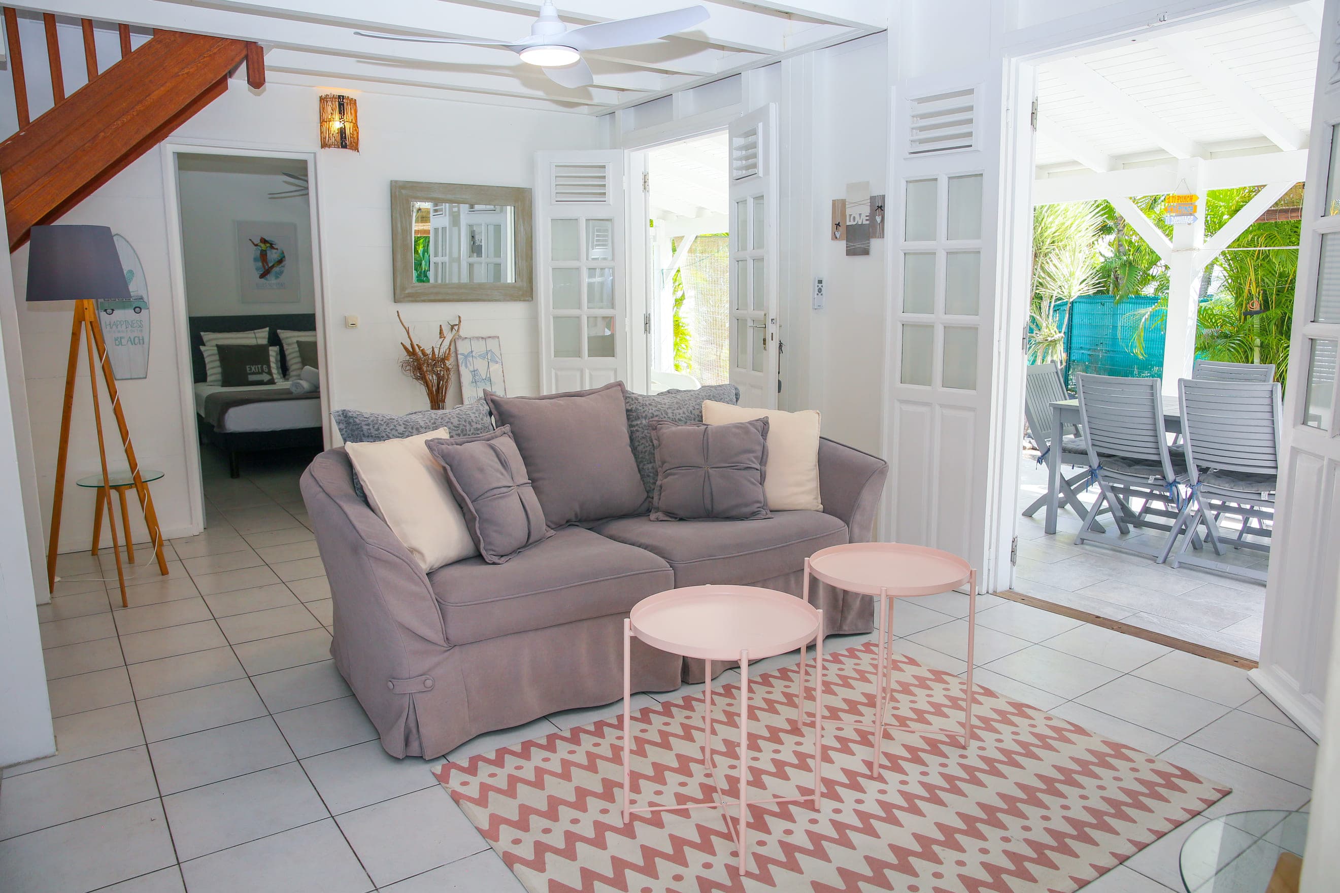 Le salon de la Villa Bahia ouvert de plain-pied sur la terrasse couverte et la piscine
