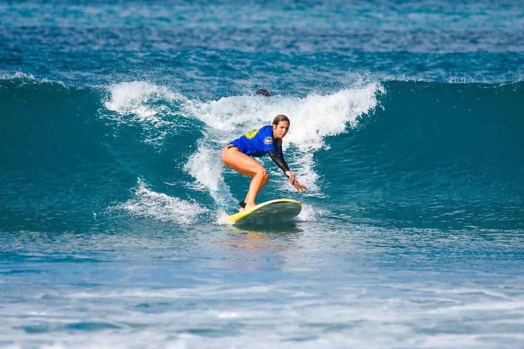 Surfeuse engagée dans une vague lors d’une session encadrée