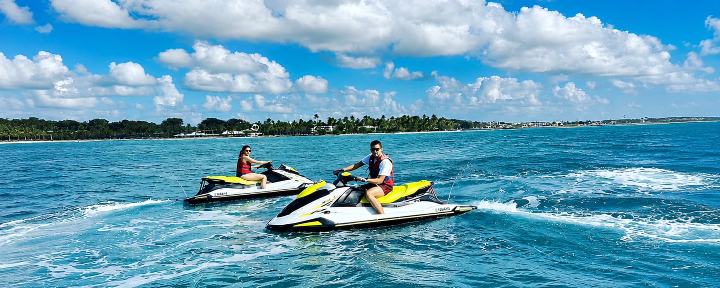 Deux jet skis en randonnée sur les eaux turquoise de la Guadeloupe
